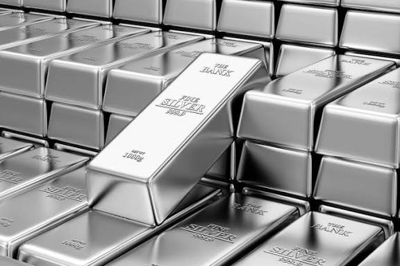 الفضة تخترق حاجز الـ 81 دولاراً